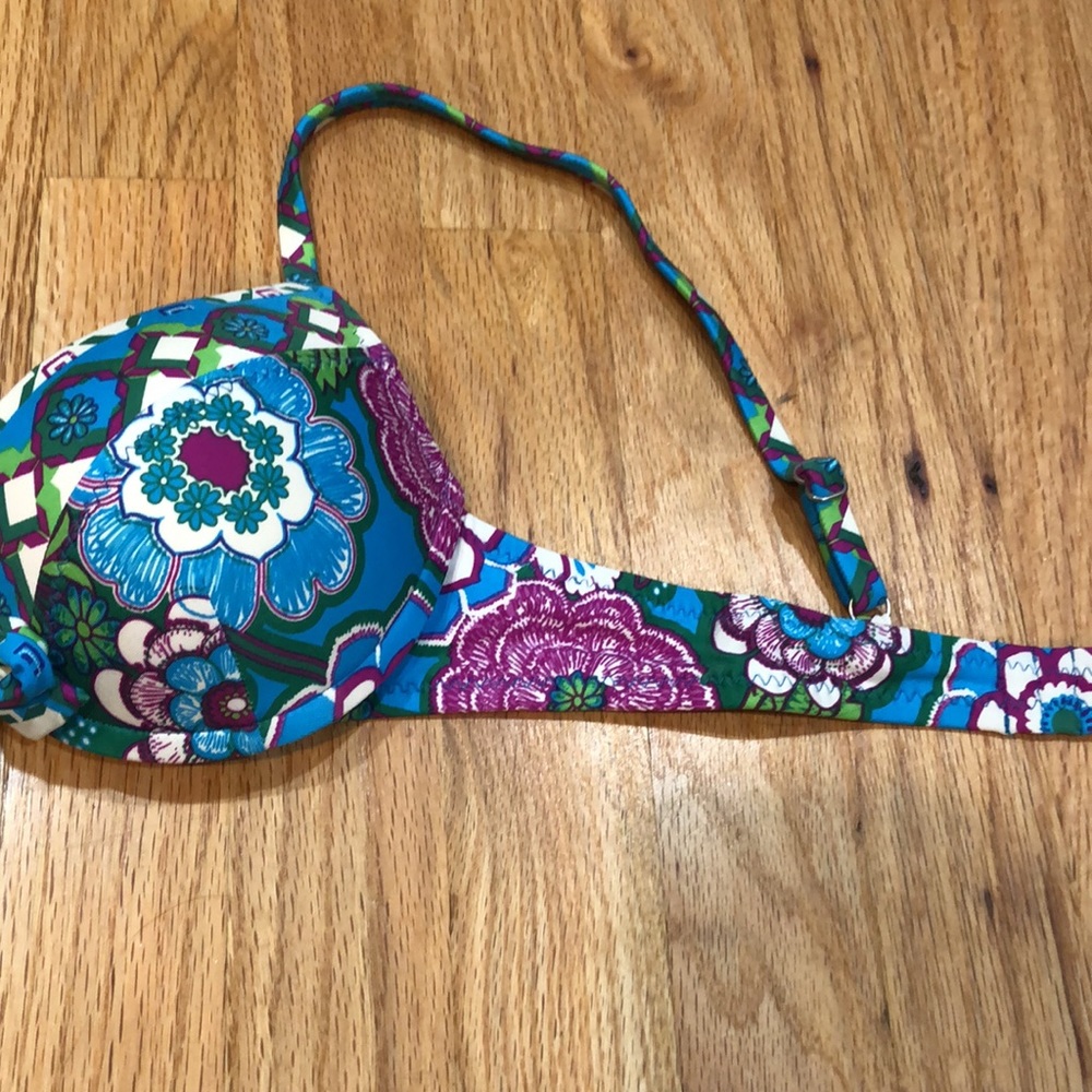 Becca flower bikini top and bottom - Picture 9 of 12